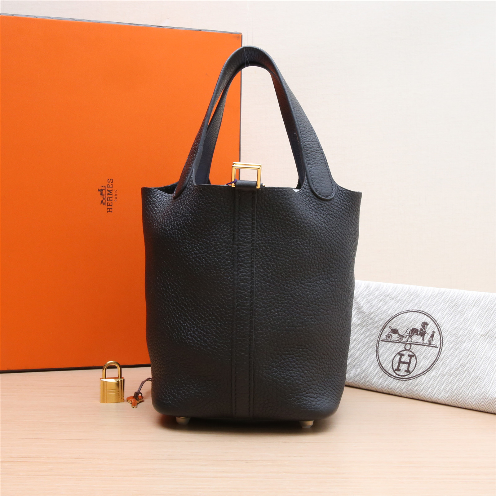 99新  新粉价 小花F欧 P223856019 18 菜篮子 89黑色 Z刻 金扣