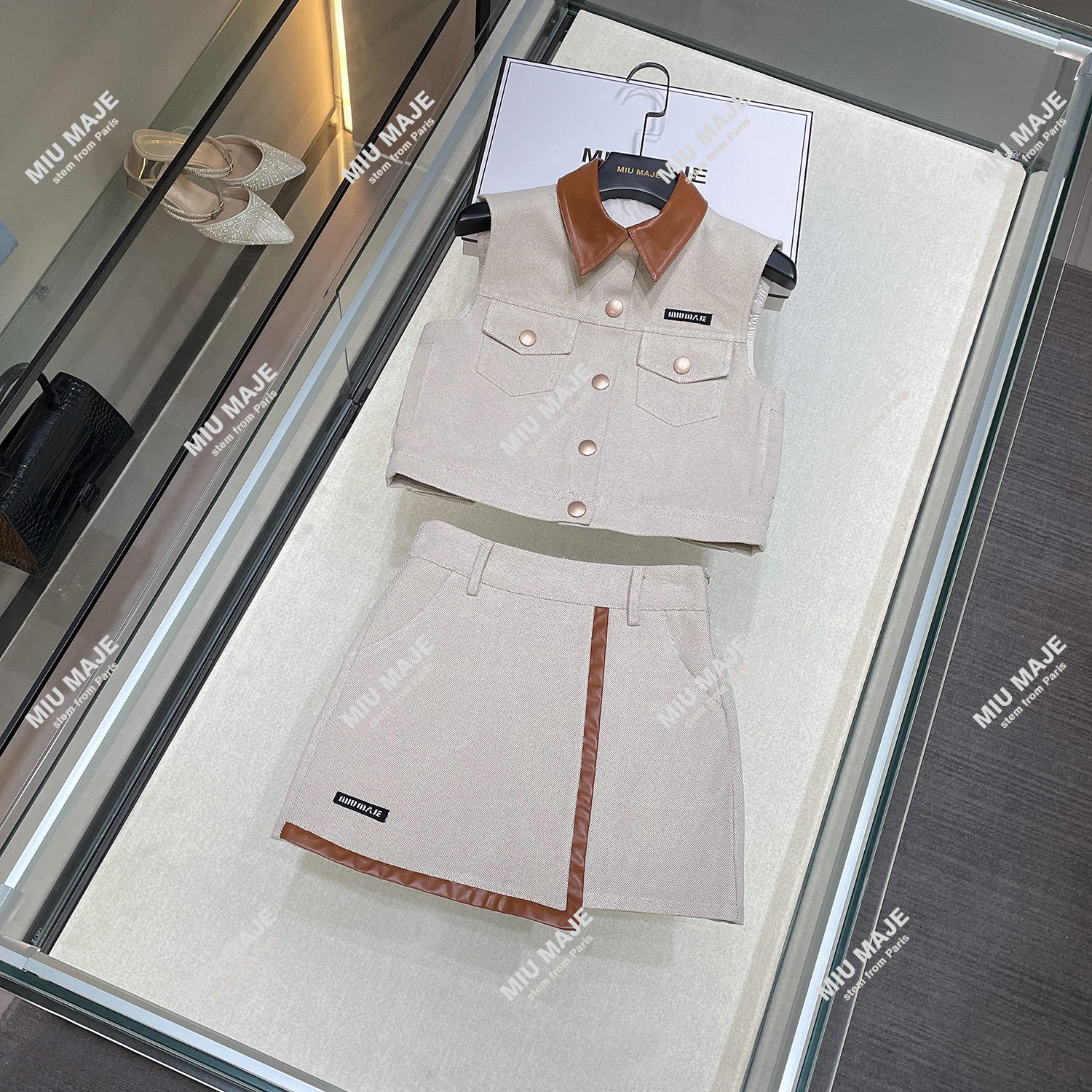 MIUMEM早秋新款POLO领拼接字母刺绣时尚百搭无袖马甲上衣女DY4439