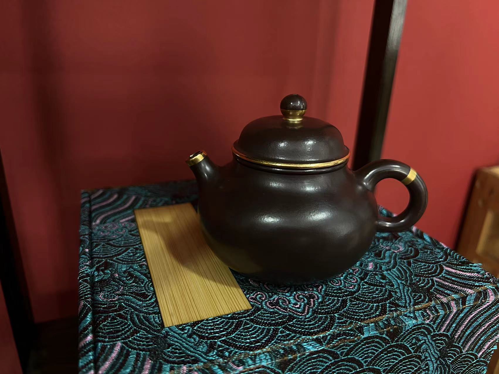 宜兴市家藏紫茄泥描金容天紫砂壶【琦】