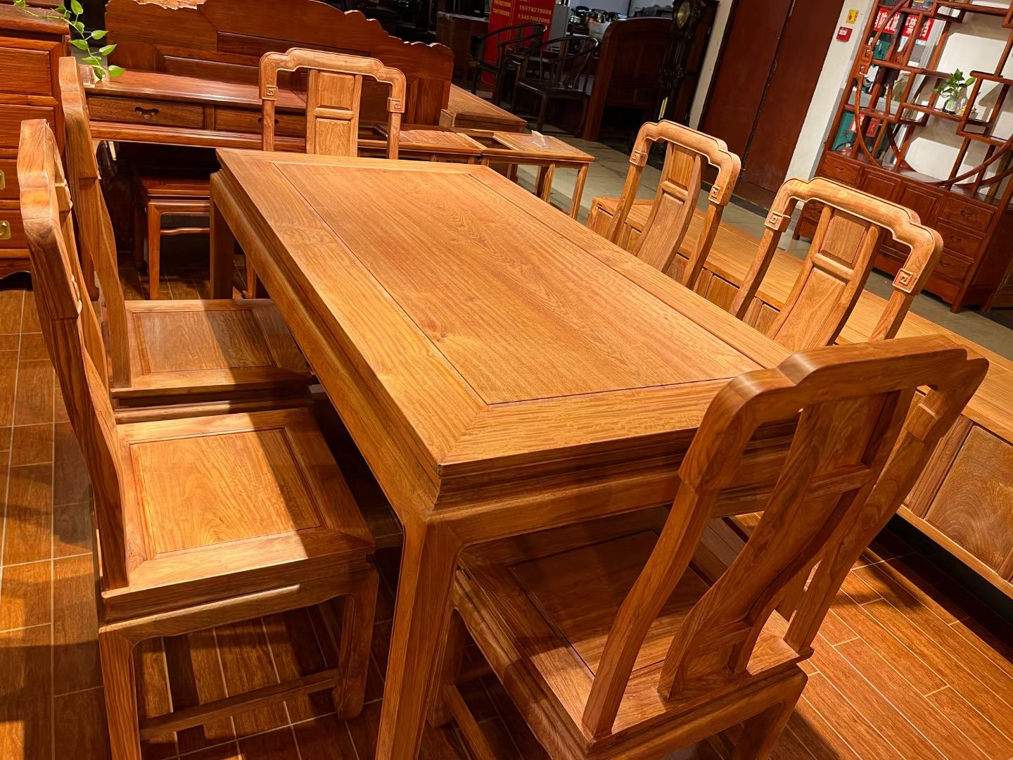 简约现代长方餐桌