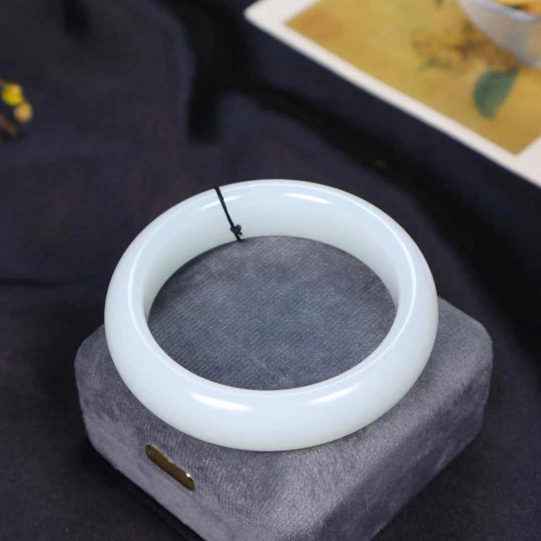 和田玉羊脂白玉手镯气质百搭