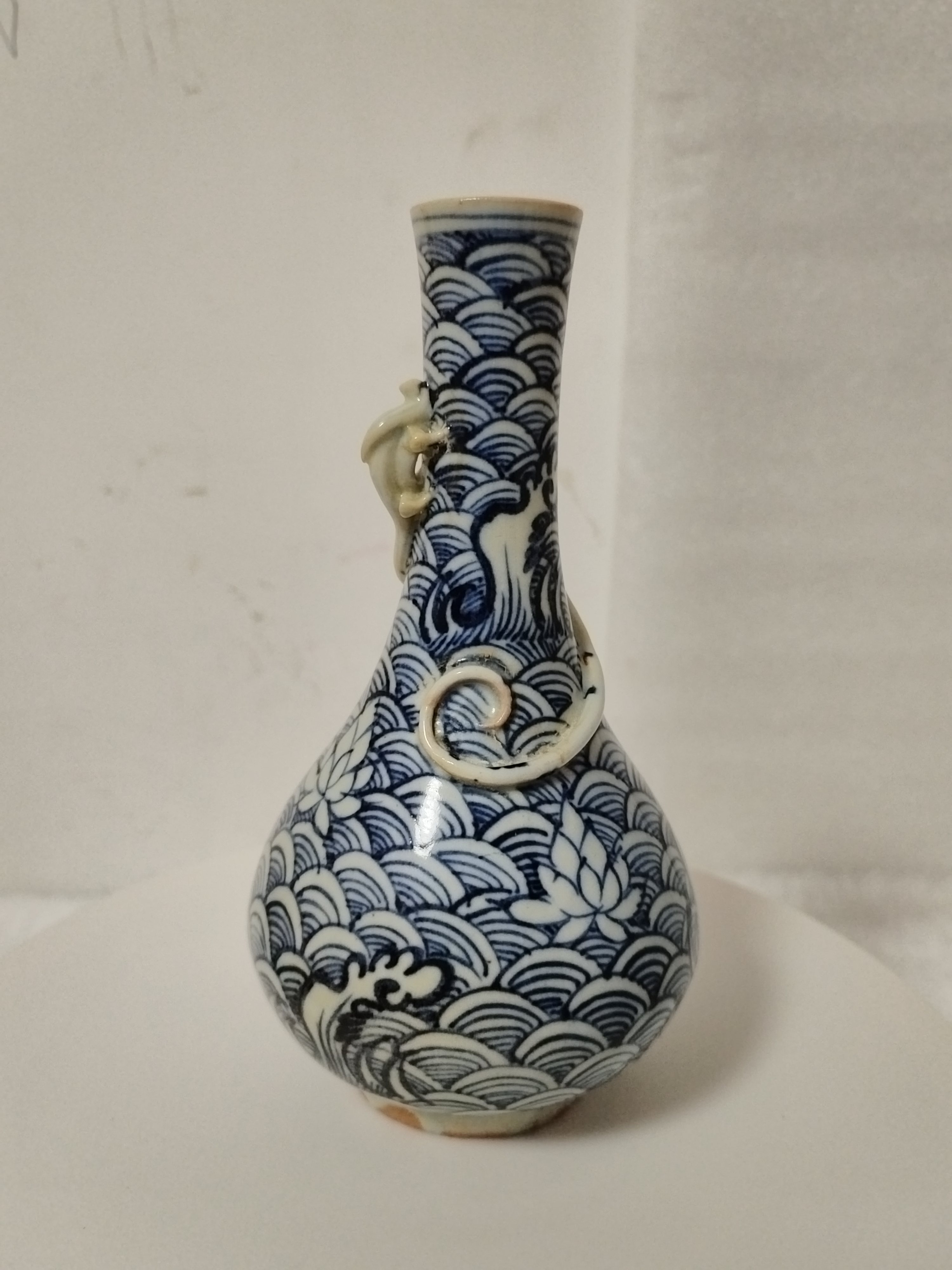 青花水波纹，瓶子。