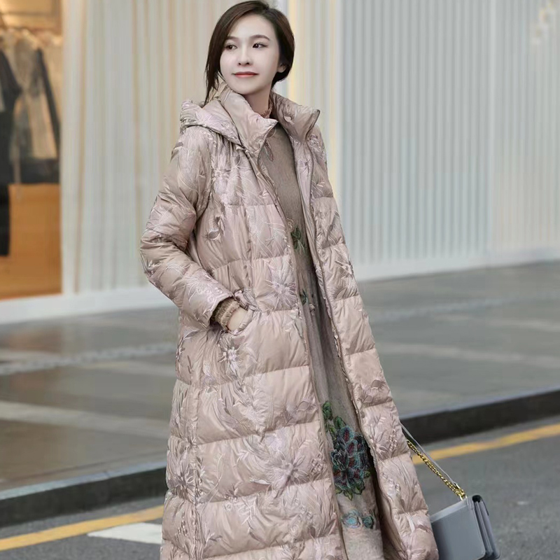 90白鸭绒羽绒服女贵夫人高端轻奢刺绣中长款气质过膝轻盈保暖外套