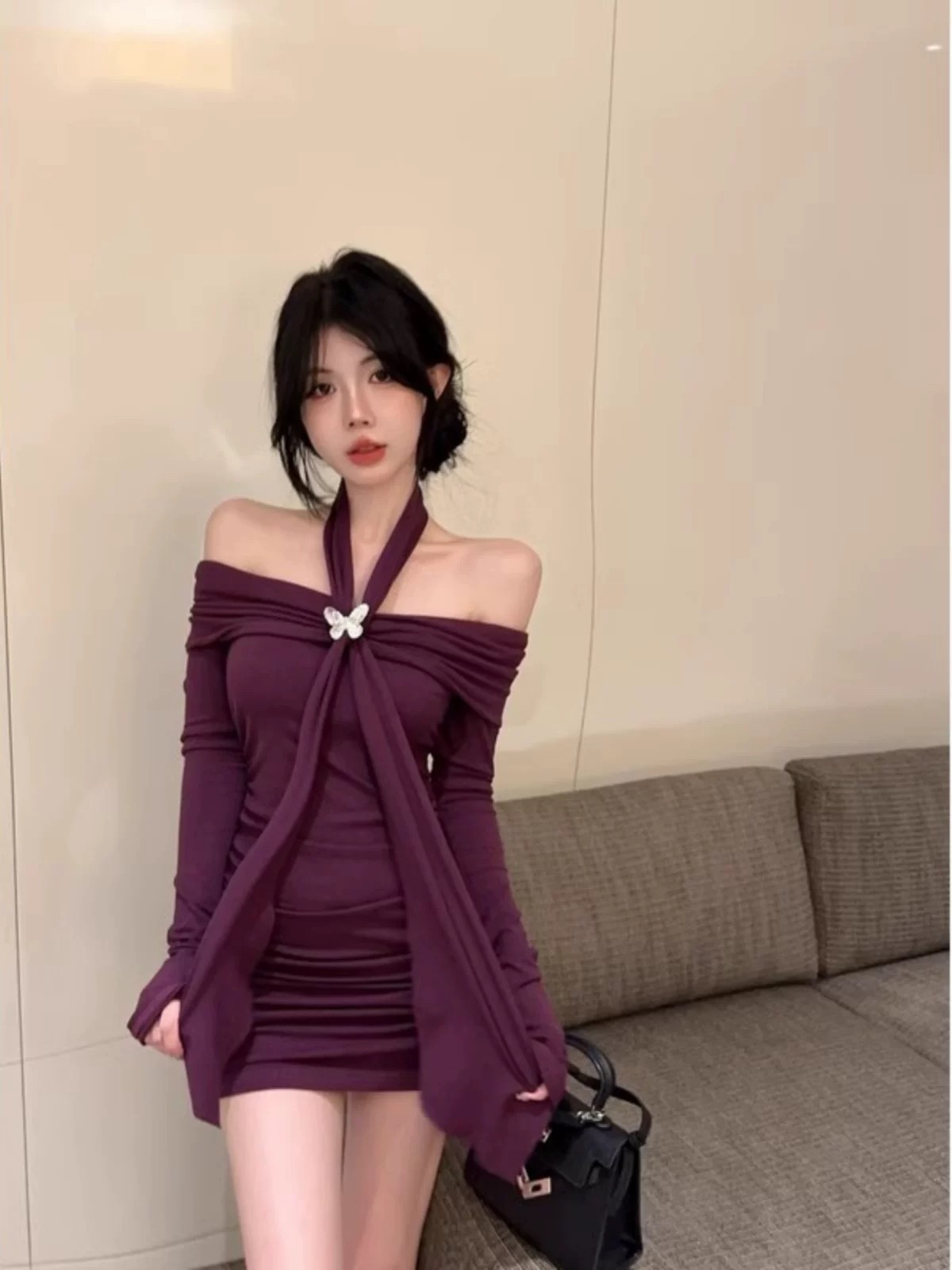 挂脖一字肩长袖连衣裙女秋冬性感包臀修身显瘦小妈裙