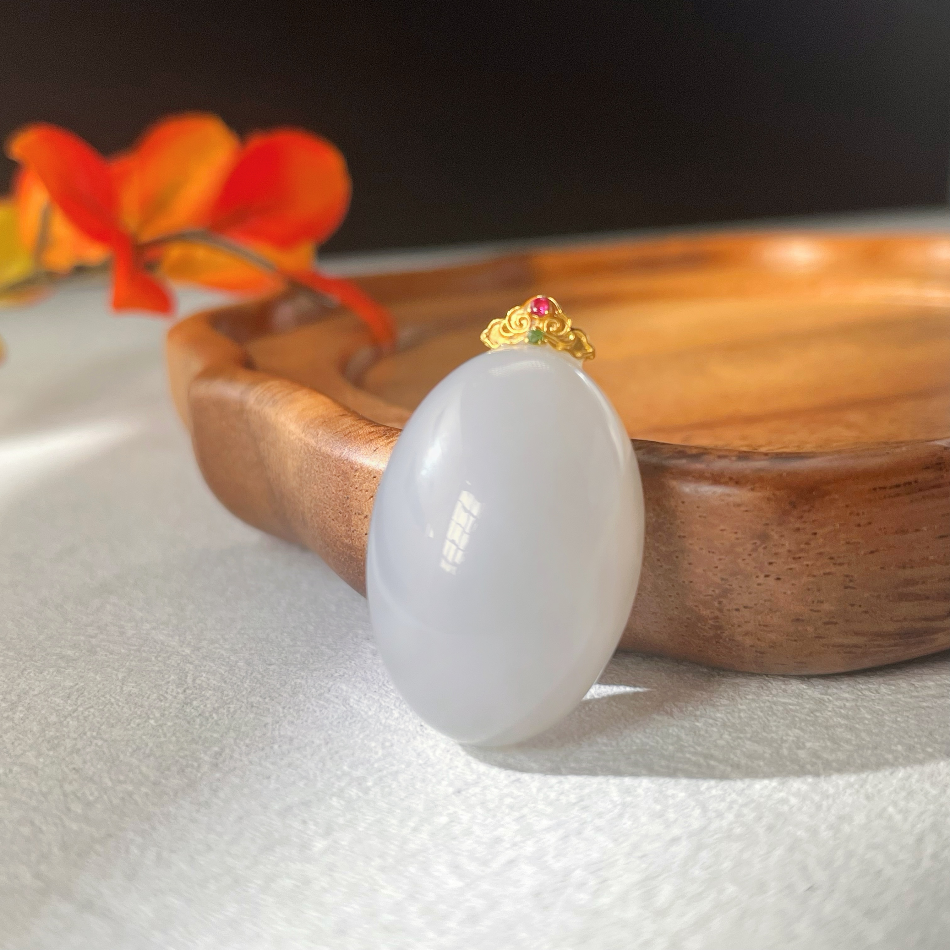 【紫霞】大新珠宝 和田玉烟紫大蛋面吊坠+18K金 鸽子蛋 -多样性发一