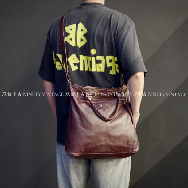 95新 Balenciaga/巴黎世家 酒红色 复古油蜡皮机车包斜挎包男士包