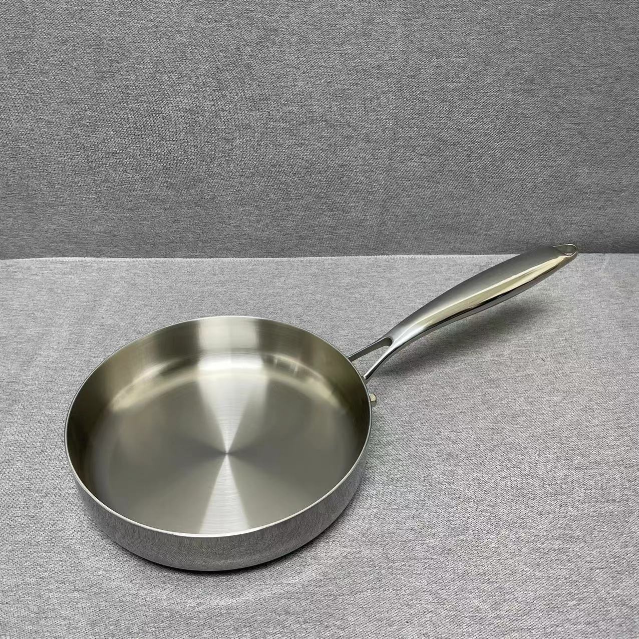 L011 不锈钢单柄煎锅 20*5CM 无盖子  单锅重约0.68KG