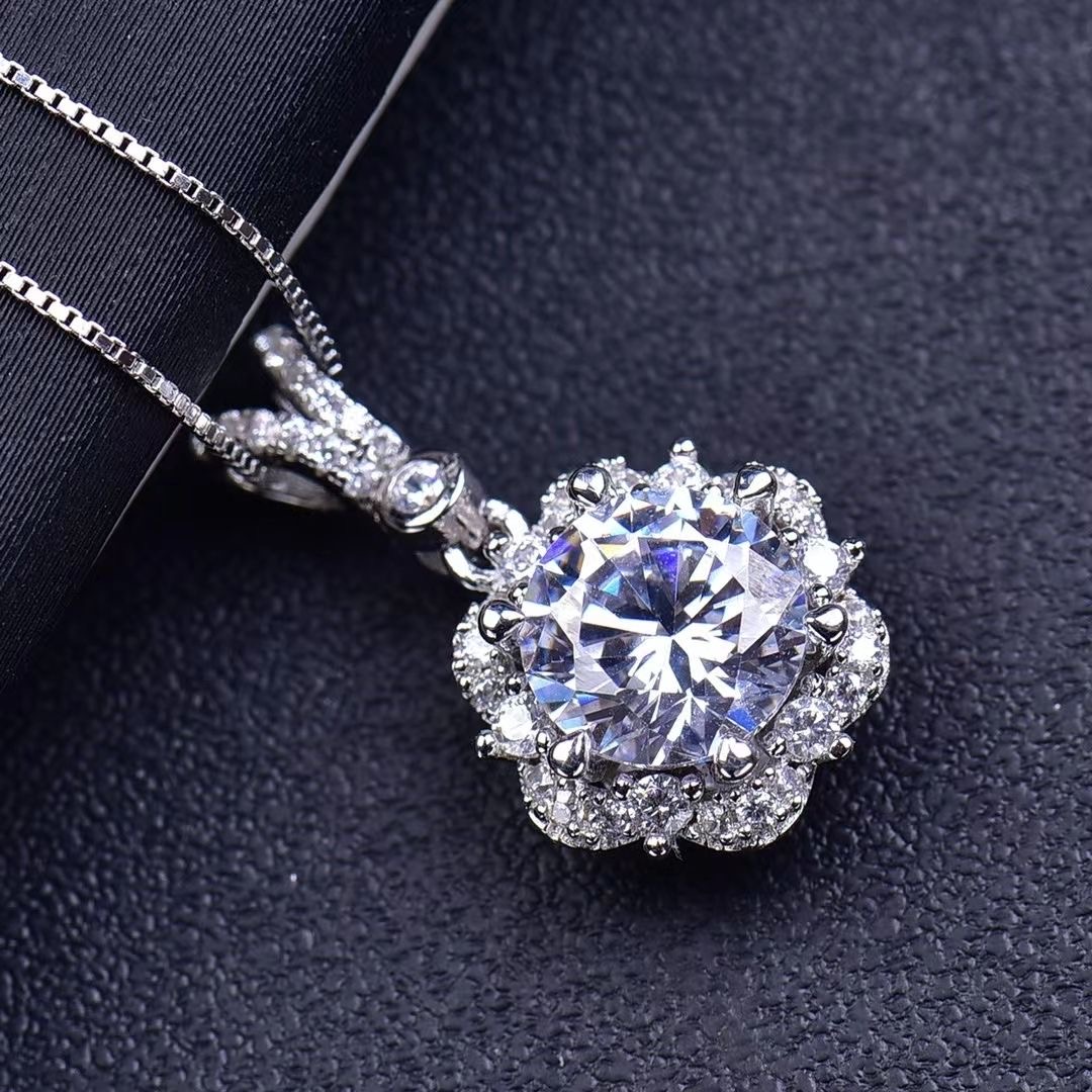 925银莫桑石银制品 【爱莎吊坠】S925纯银耳钉简约镶钻结婚经典洋气