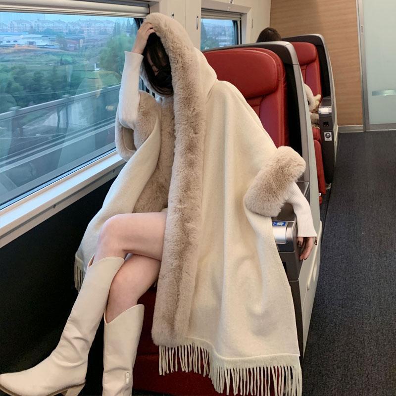 大码秋冬新款带帽外搭毛绒斗篷披肩女大毛领连帽格子加厚毛呢外套