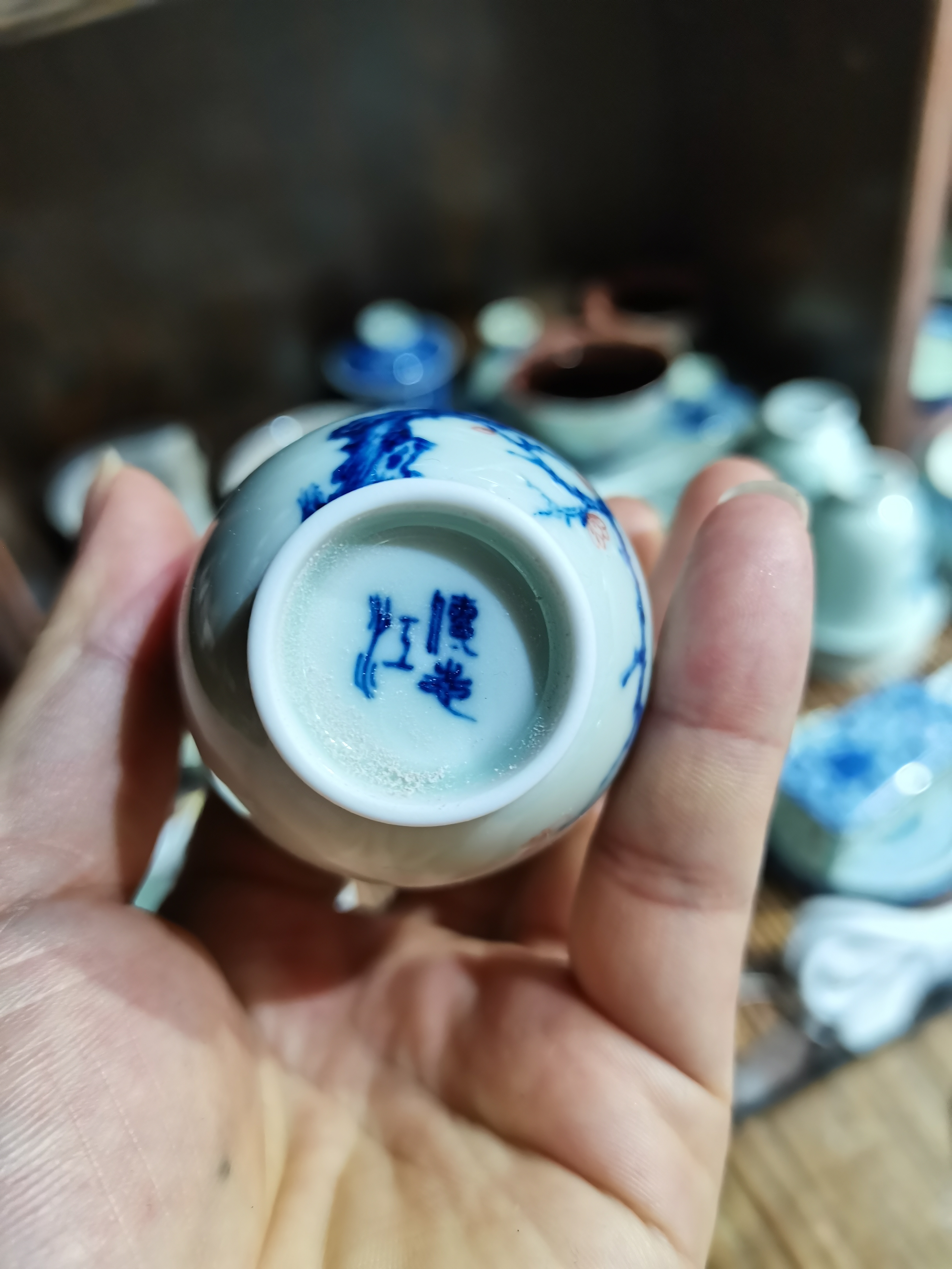 江传志款釉下彩梅花闻香杯