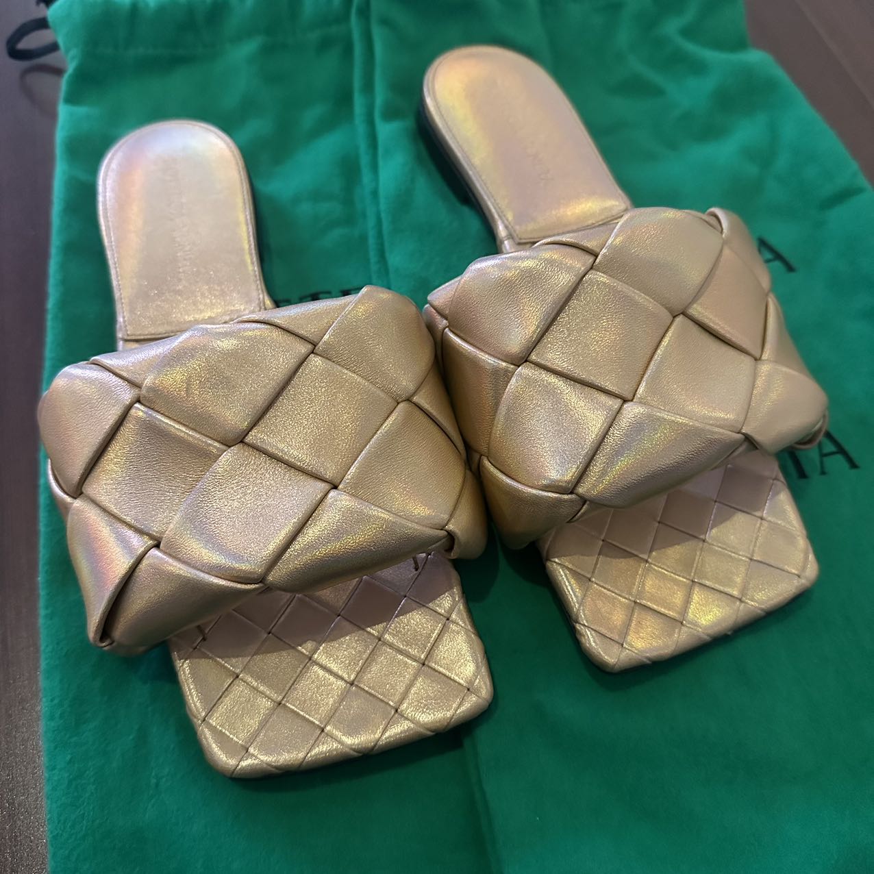 全新未使用 BOTTEGA VENETA/葆蝶家 37国现香槟色编织平底拖鞋