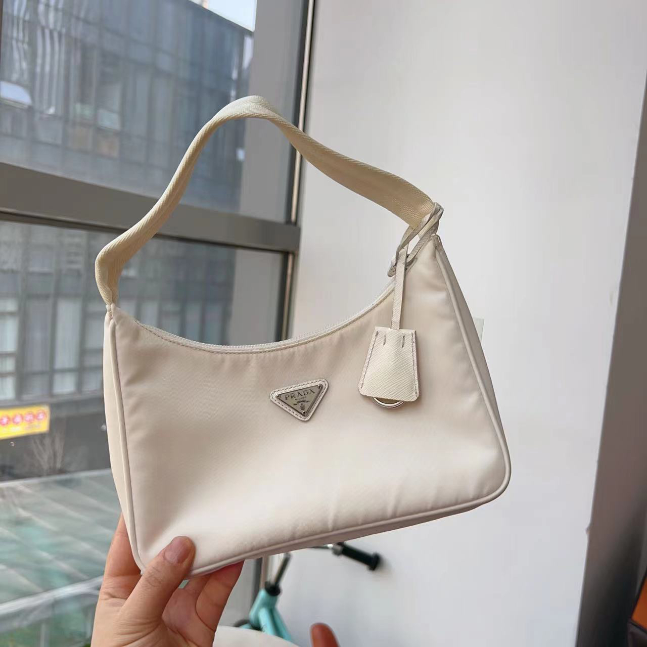 95新 Prada/普拉达 prada 普拉达白色新款hobo 腋下包 K02689