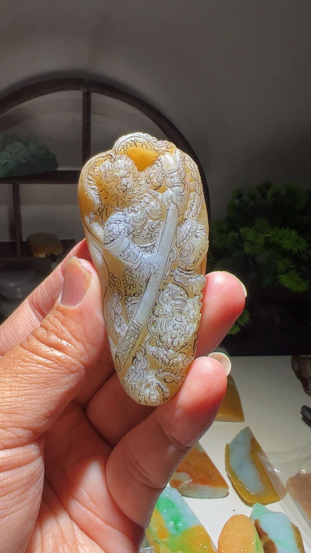 翡翠特色件无纹无裂、手工精雕黑神话悟空。尺寸75.7-38.2-14.4