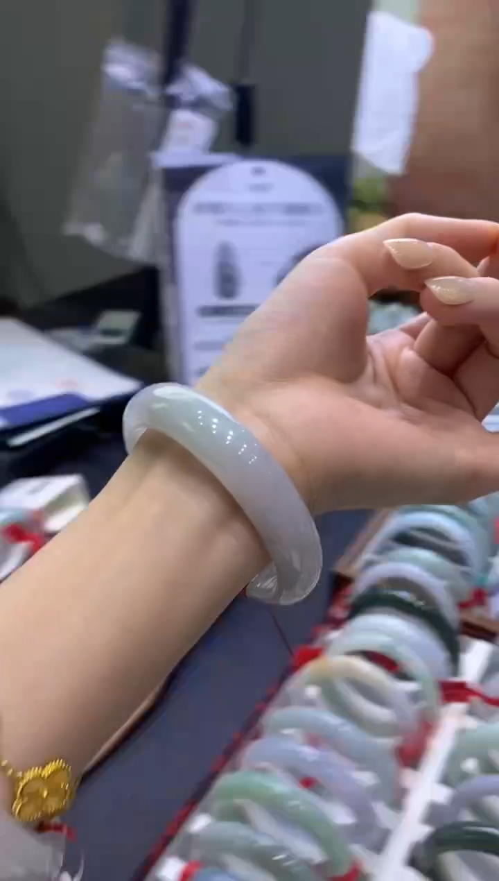 【闪购商品】翡翠手镯未镶嵌多人01102