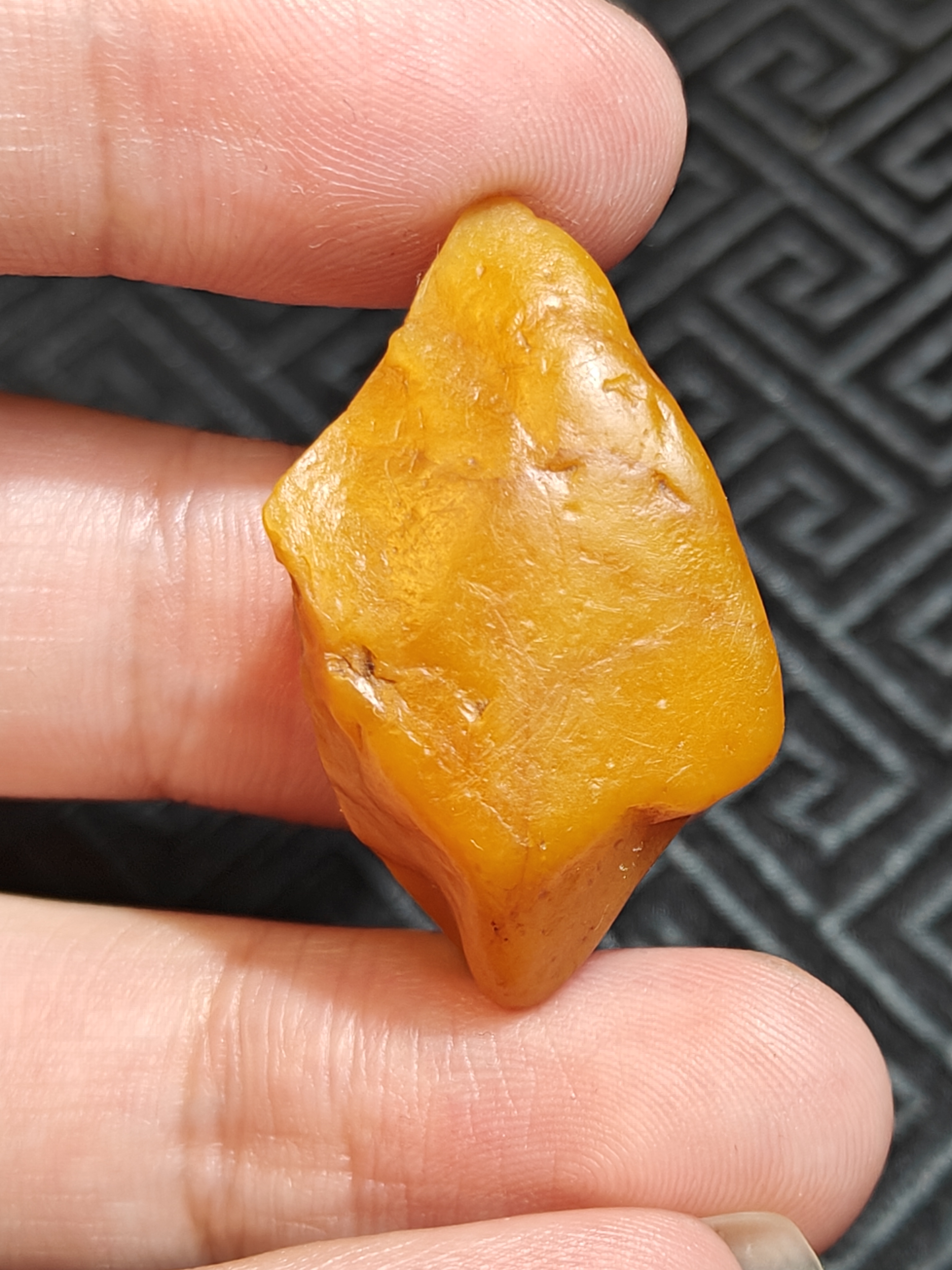 寿山石田黄原石 皮肉分明色泽鲜亮，干净细腻，可做手玩挂件