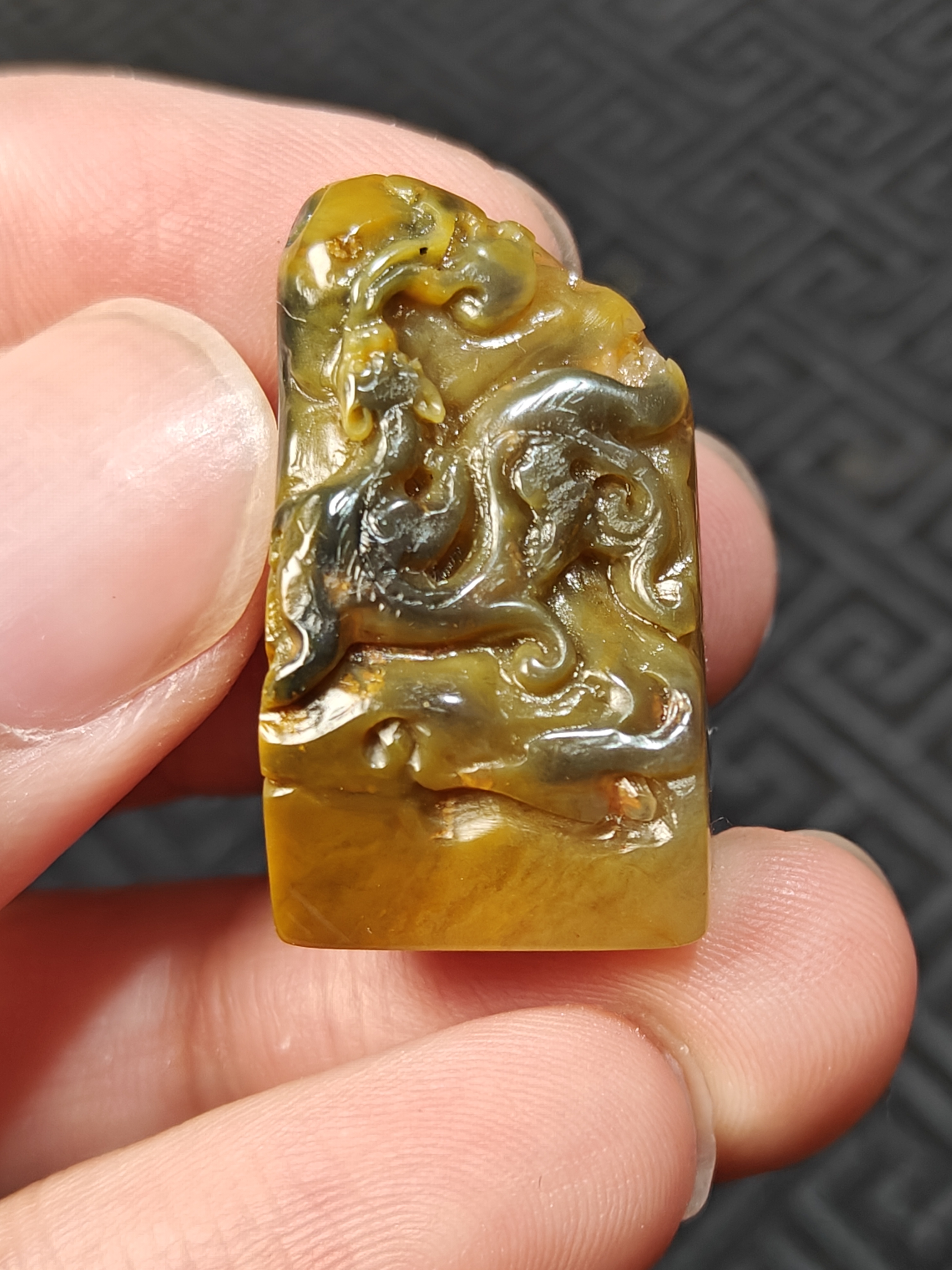 寿山石田乌鸦皮章，古兽印钮 皮肉分明 做闲章把玩可用