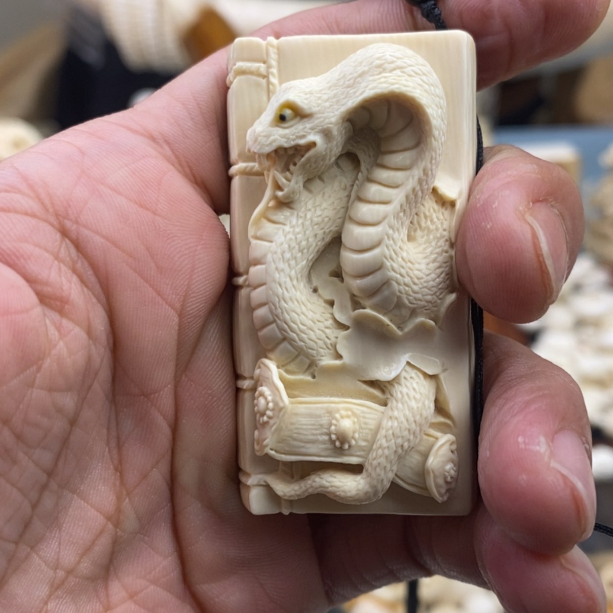 【闪购商品】猛犸牙根雕天****秋