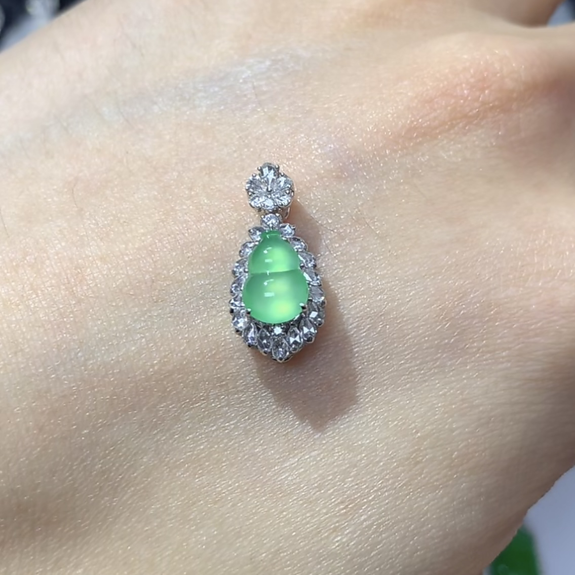 缅甸天然a货翡翠高冰起光木那绿小葫芦