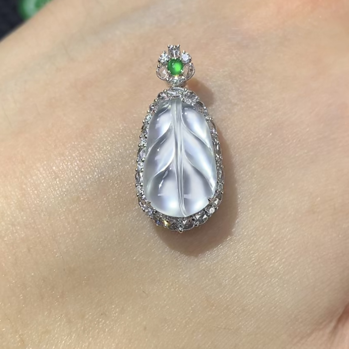 缅甸天然a货翡翠玻璃种起刚白冰叶子