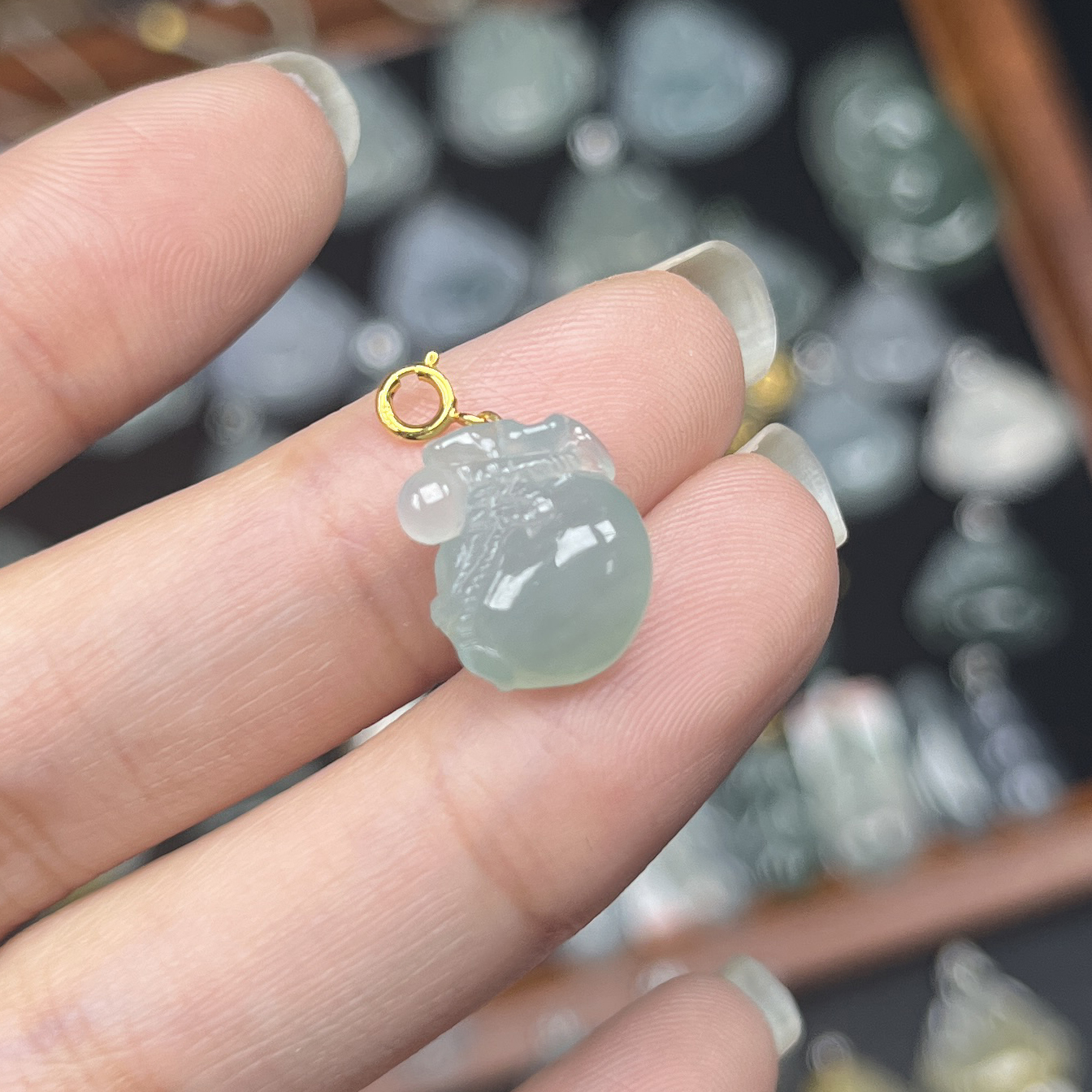 于于珠宝-天然A货缅甸翡翠小钱袋子万能扣尺寸：13×11.2×7.0 mm