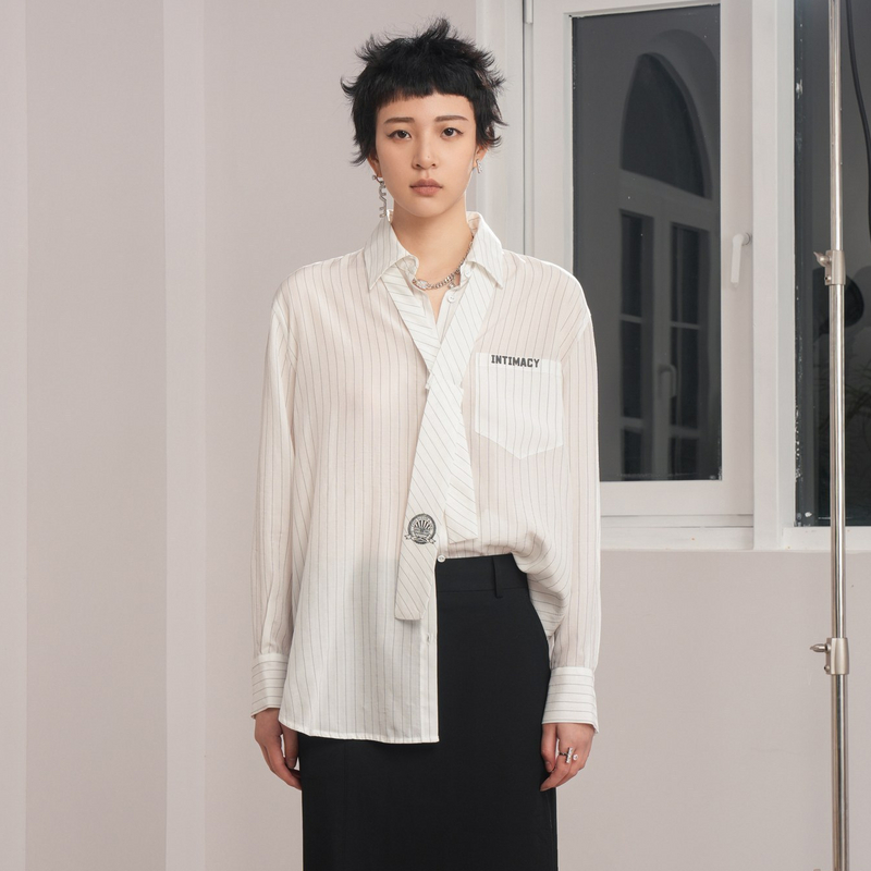 U/TI白色条纹衬衫领带设计感显瘦轻奢通勤风百搭长袖宽松别致上衣