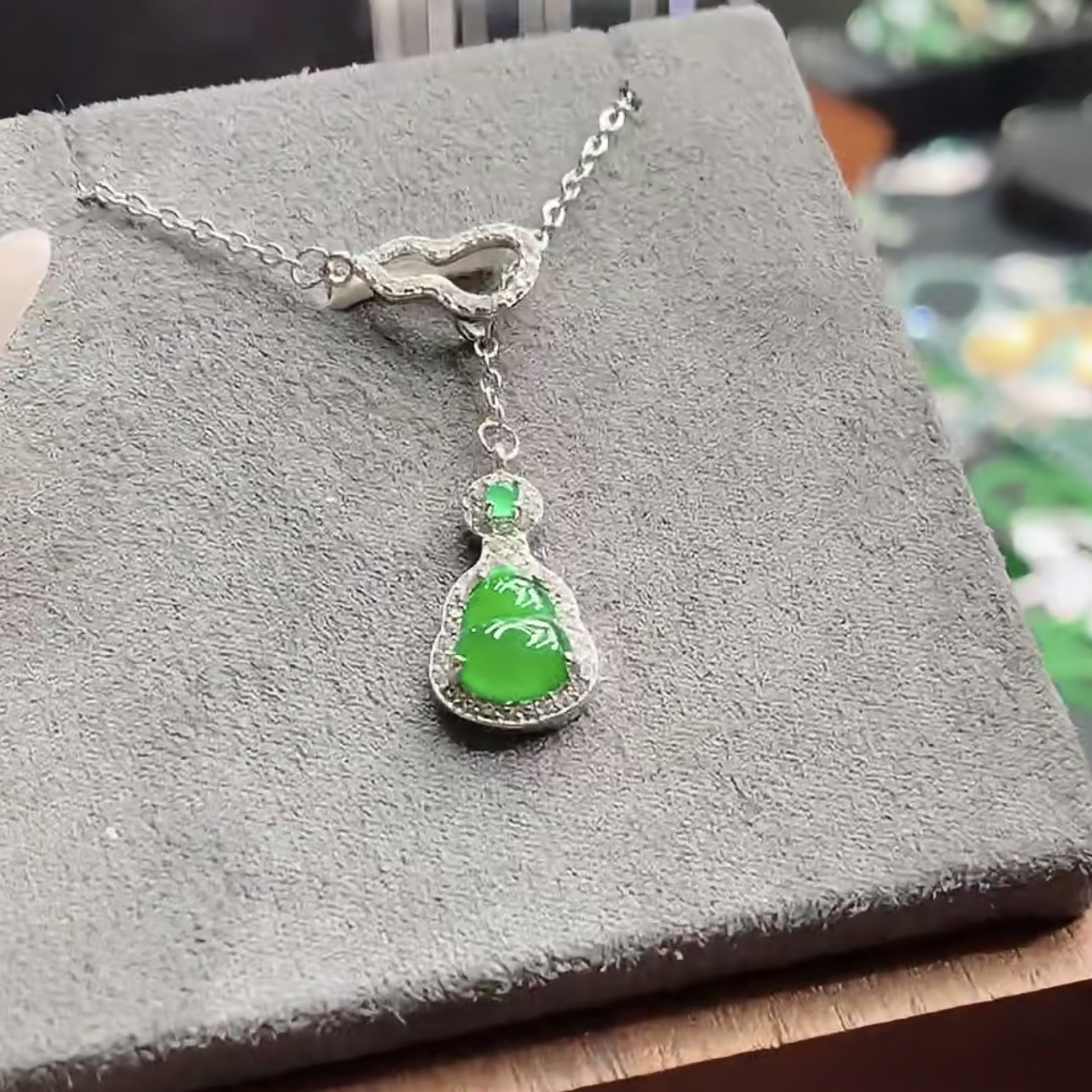 天然翡翠A货满绿葫芦锁骨链