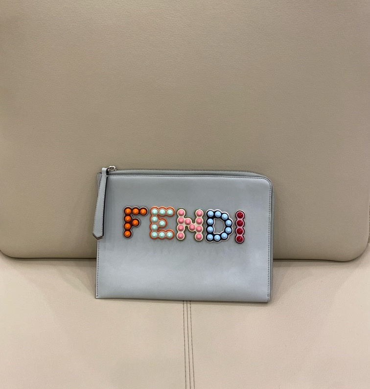 95新 FENDI/芬迪 芬迪 浮雕Logo手拿包 女款 