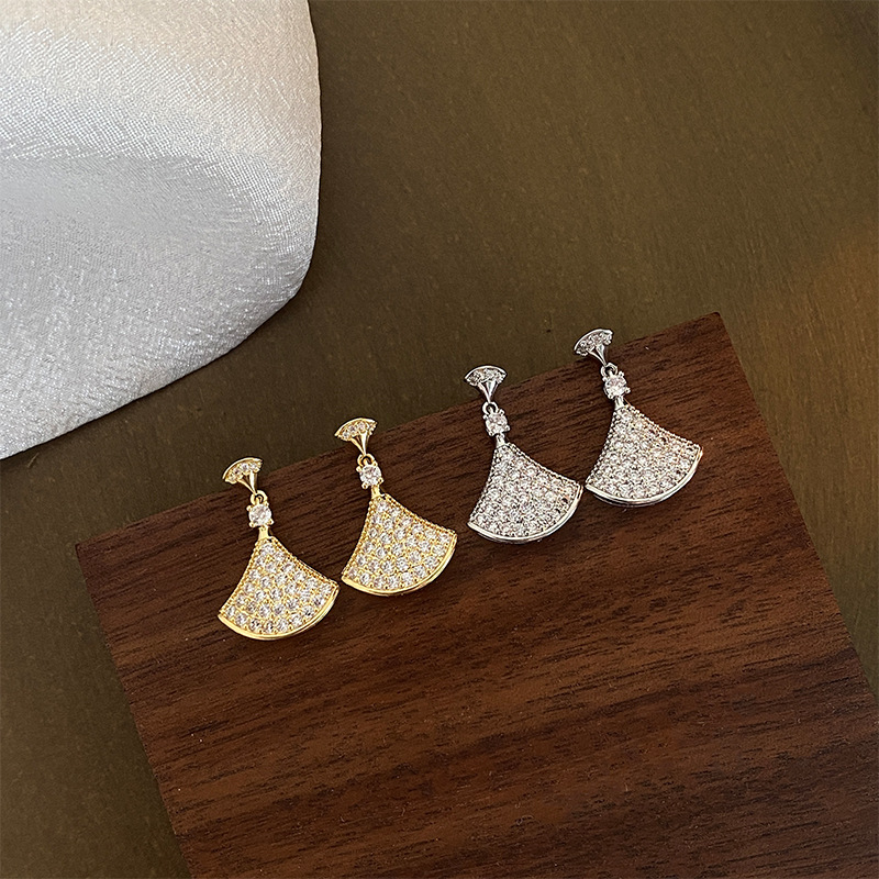 铜合金耳饰 小裙子微镶锆石耳环女925银针耳钉高级感新款潮流奢华