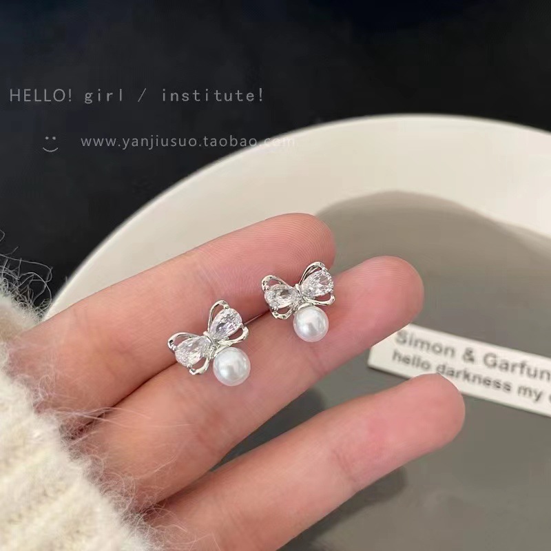 铜合金耳饰 蝴蝶结珠珠耳钉女小巧精致高级感小众耳饰2022年新款