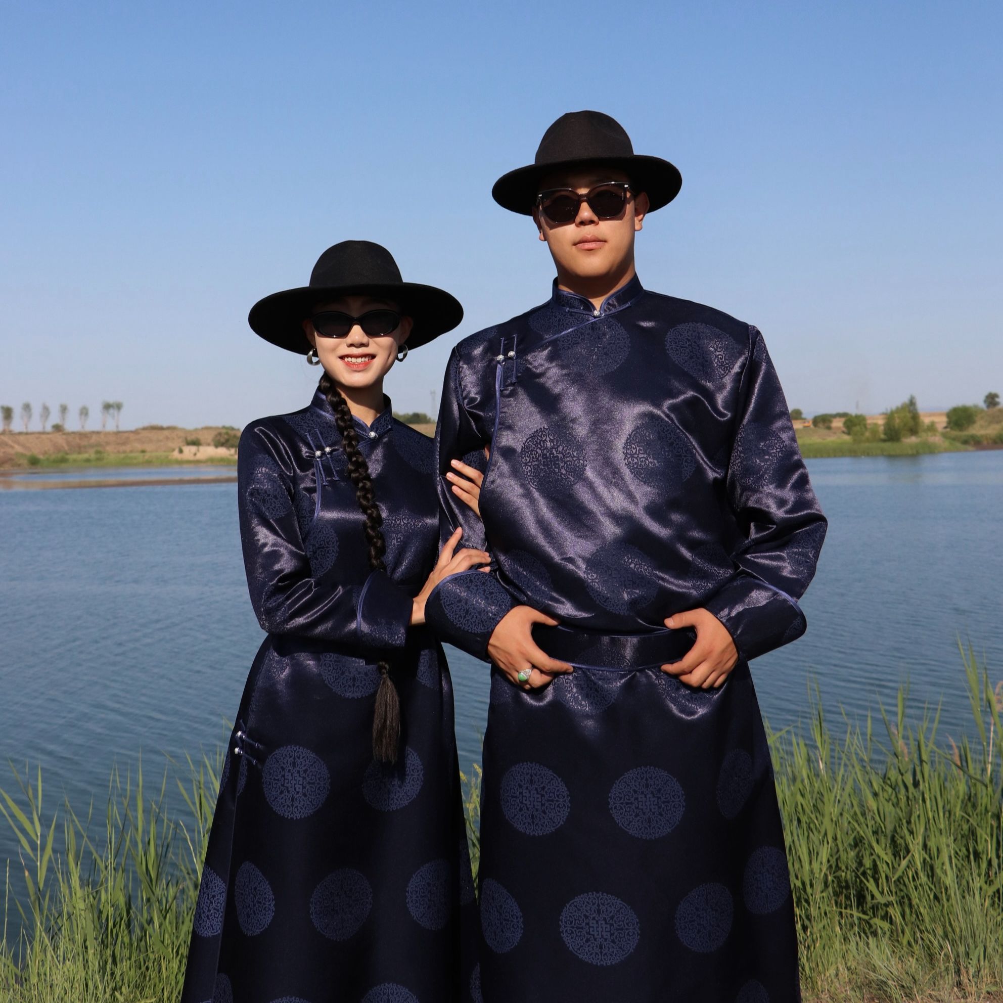 【蒙之艺】男款大团花纯色缎面情侣款传统蒙古袍