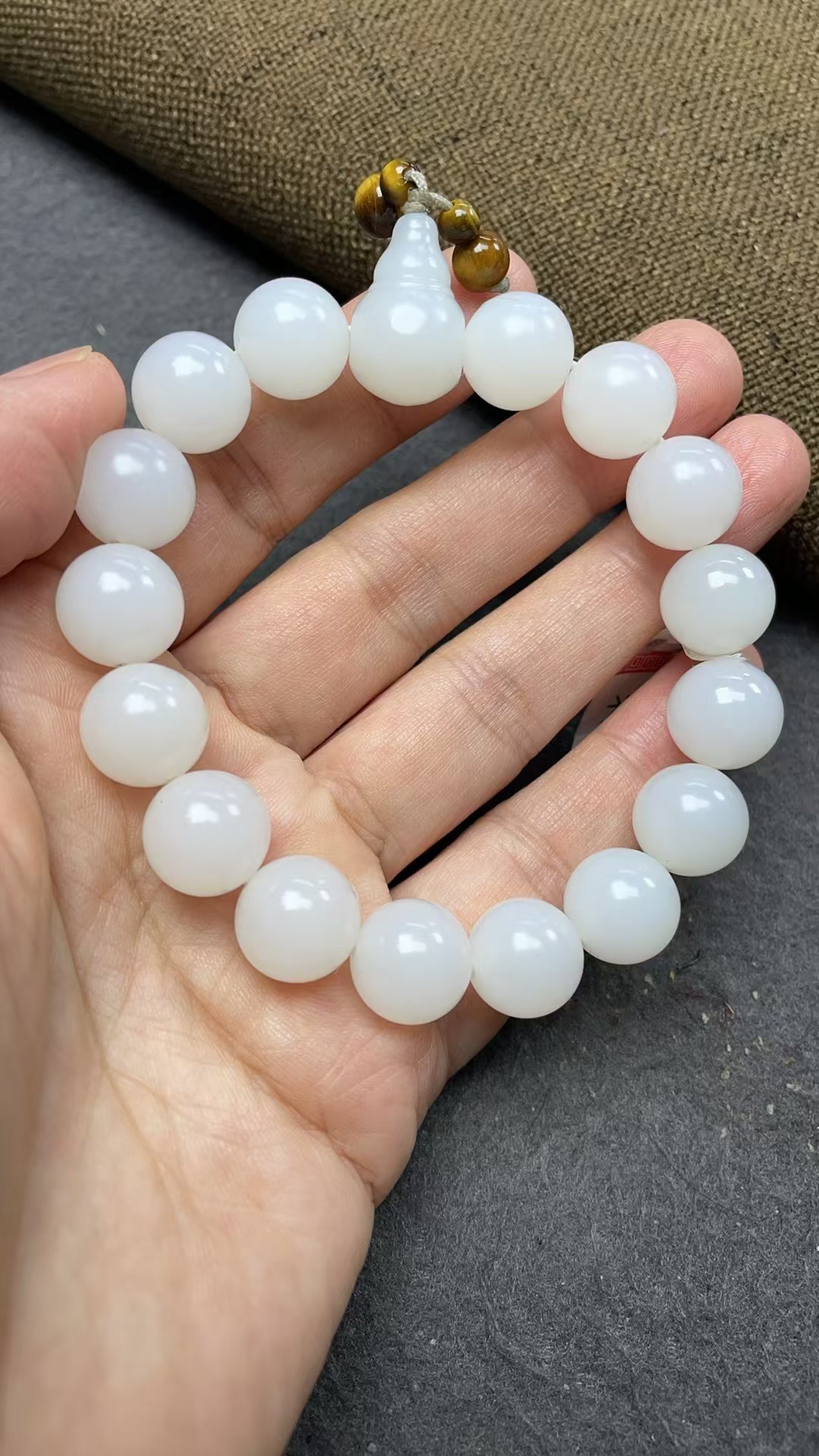 收藏级新疆和田玉高品质过眼过灯卡十二手串！油润细糯熟白！