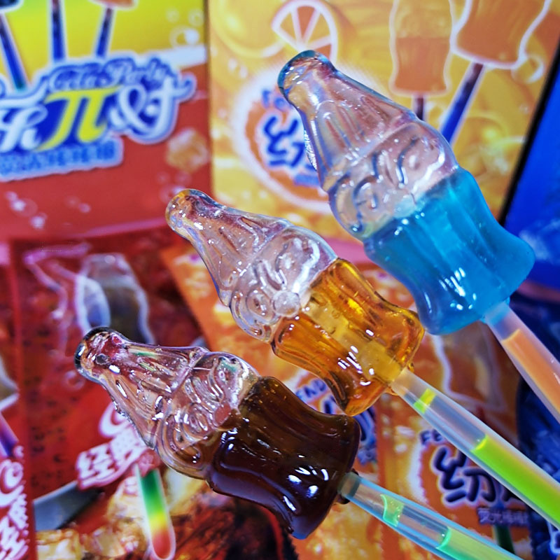 经典荧光棒棒糖创意可乐汽水味糖果儿童节日零食七彩发光夜光糖果