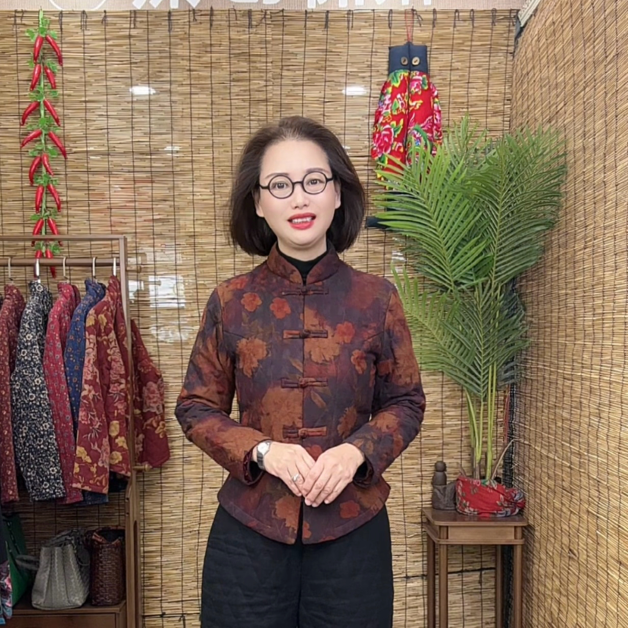 <心悦>高织精梳棉数码印花立领盘扣长袖修身棉衣优雅妈妈装915-2