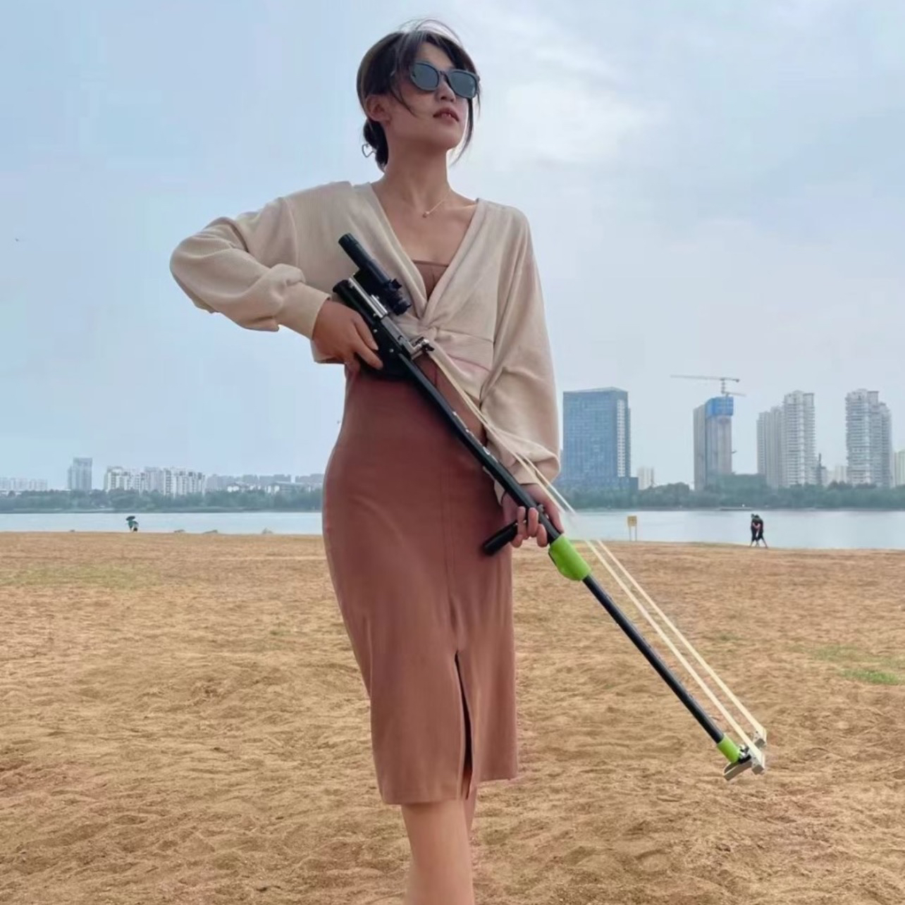 新款弹弓大威力扁皮筋伸缩长杆弓爱好者户外专用弹弓猫头鹰瞄准镜