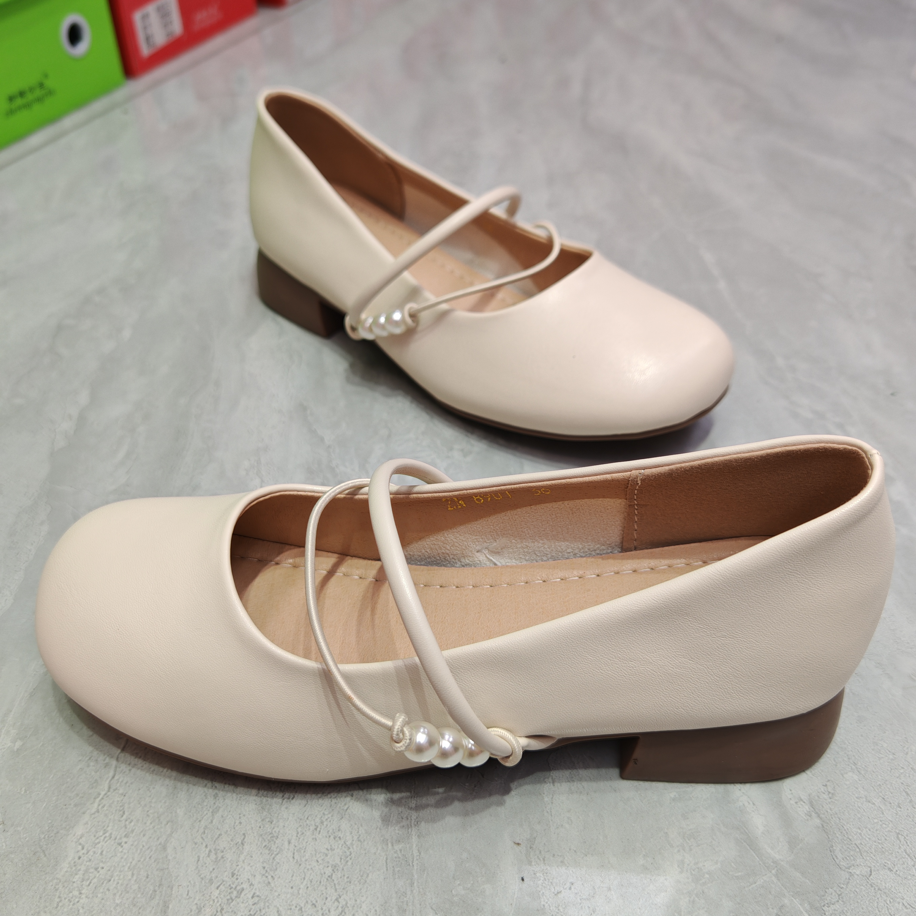 8901新款女士气质时尚浅口百搭圆头粗跟软底单鞋玛丽珍