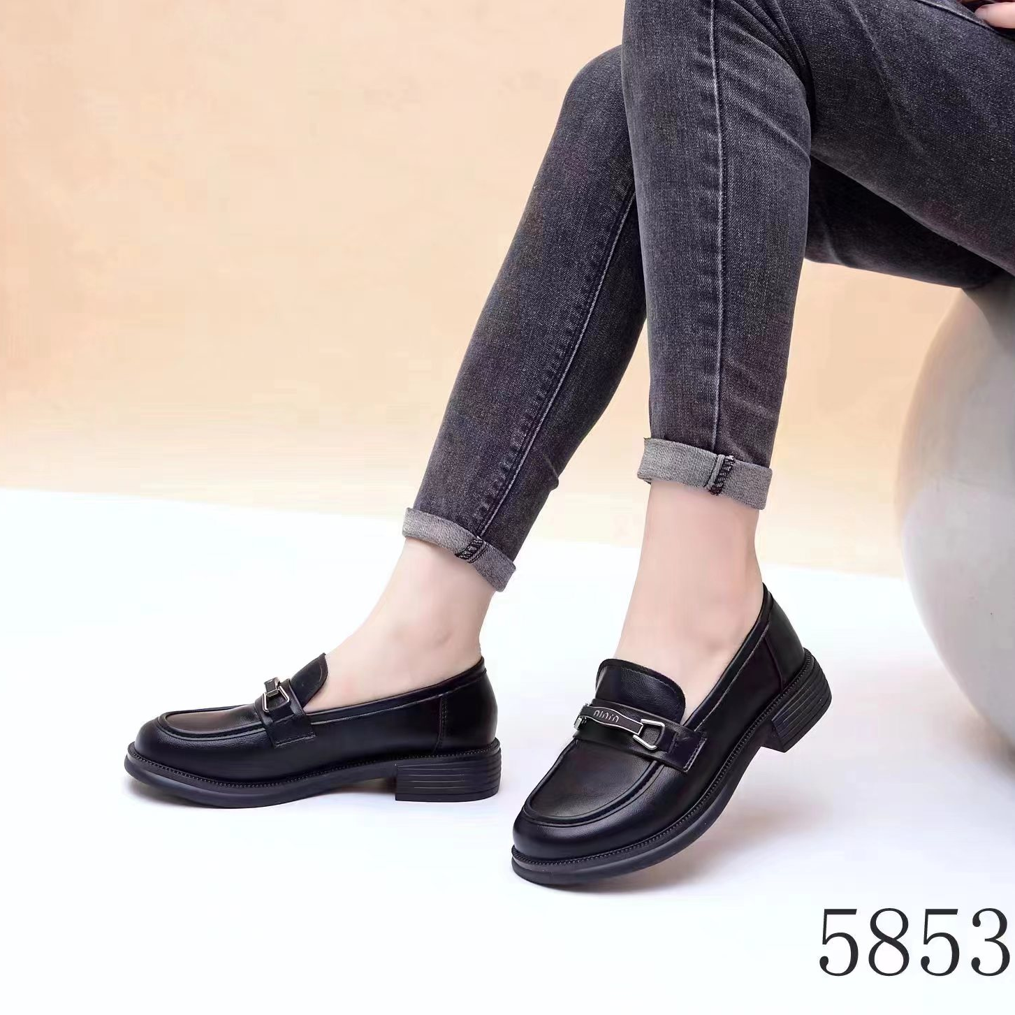 5853女士百搭特价女式时尚黑色软底圆头乐福鞋英伦风