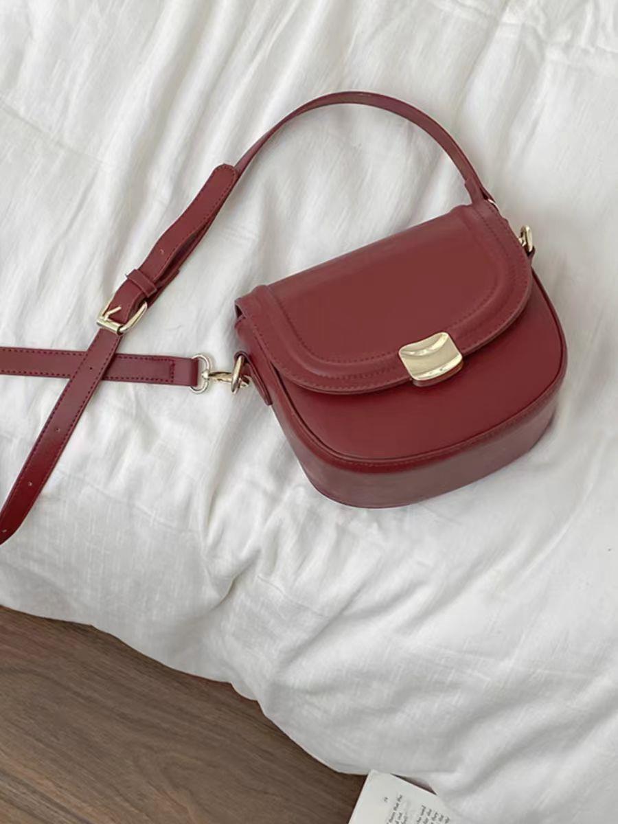 百搭ins斜挎包包女2024新款潮复古马鞍包小众质感锁扣红色单肩包