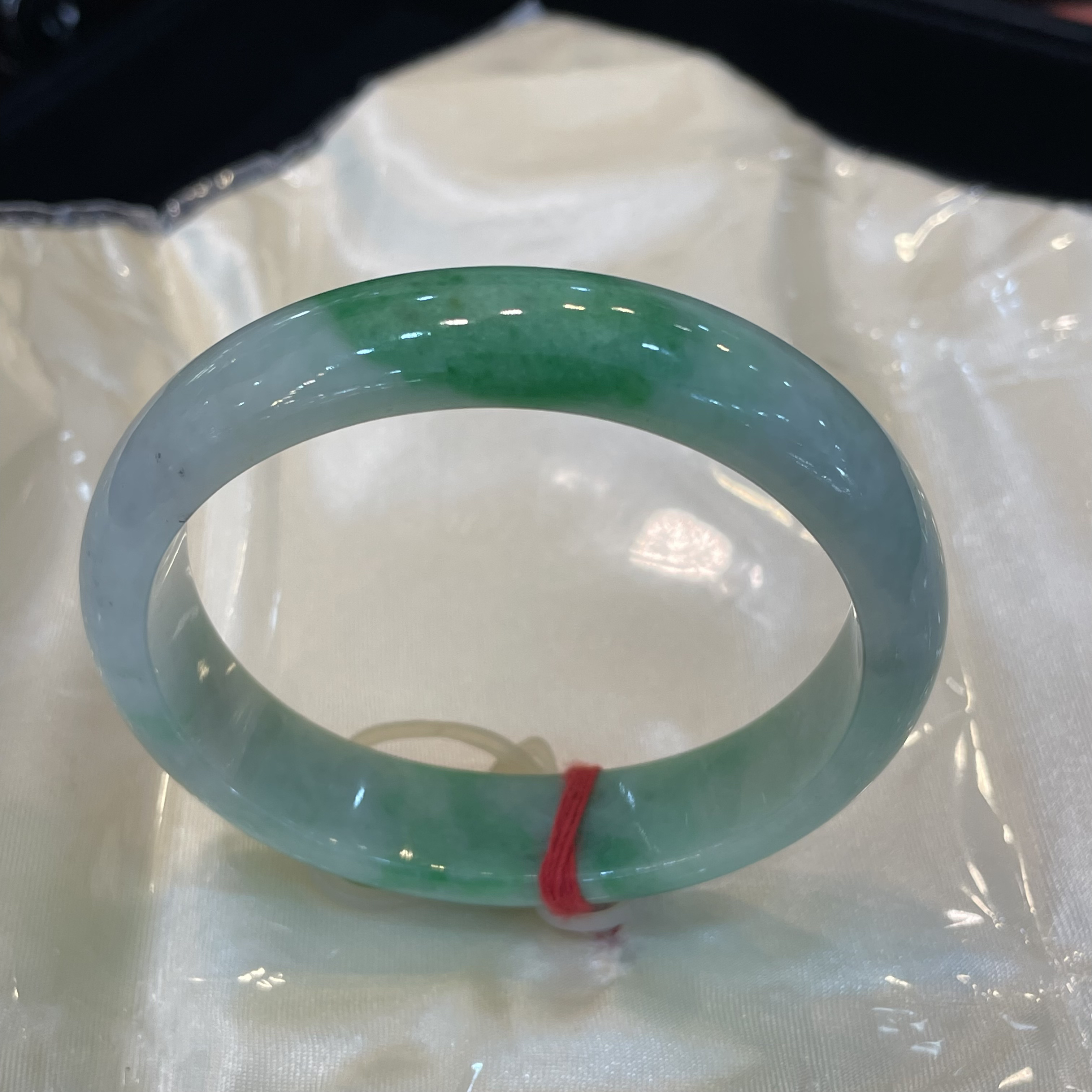 冰糯种辣绿色贵妃手镯