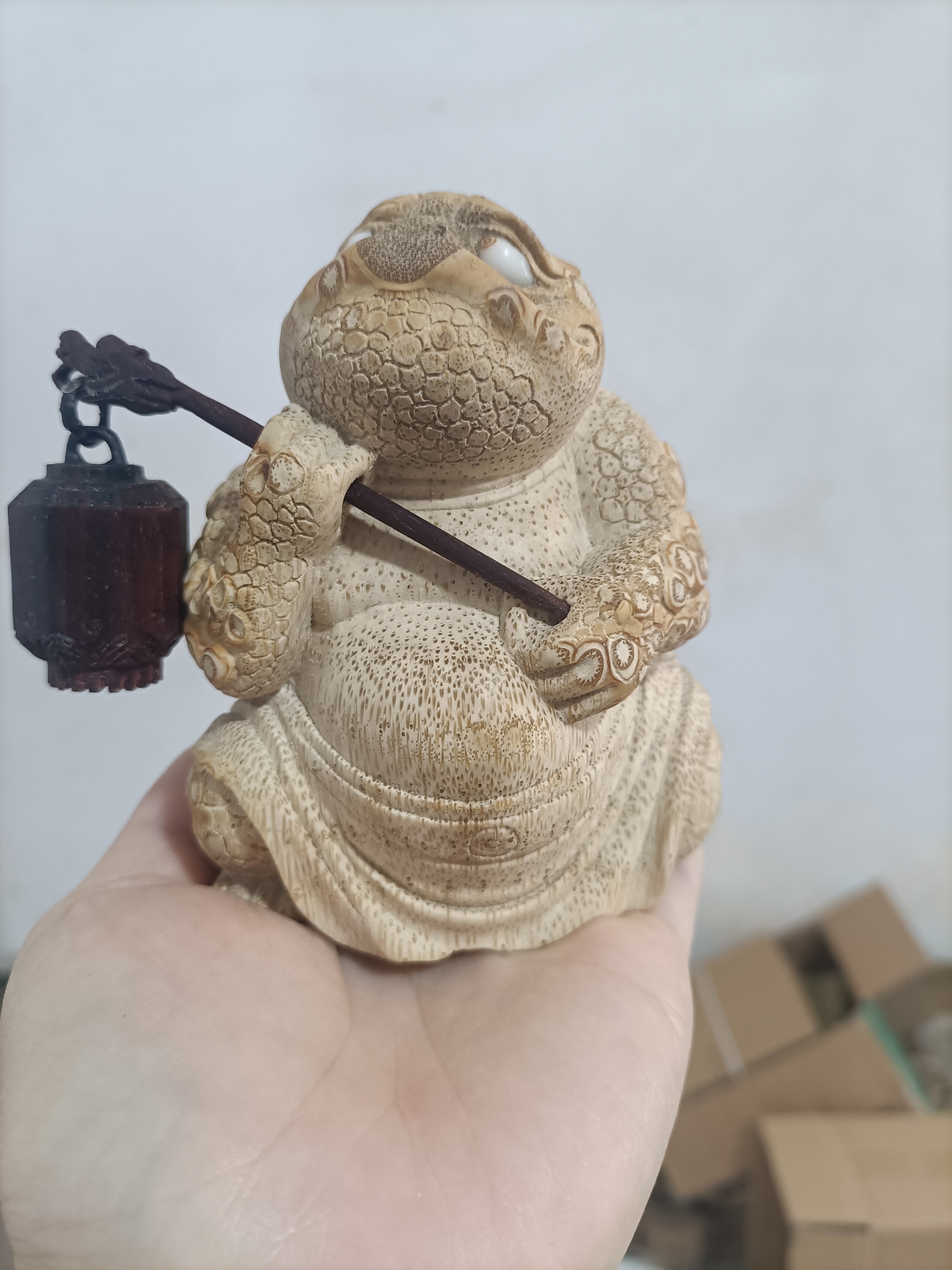 竹根雕金蟾，文泰提灯笼。
