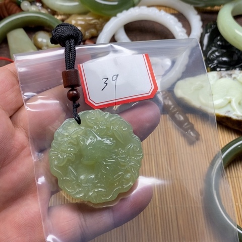 蛇纹石玉颈饰合金