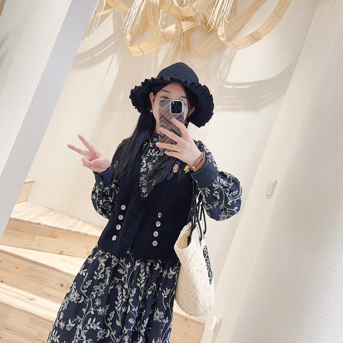 深V领百搭显瘦双排扣平绒蕾丝拼接马甲复古文艺女V152431