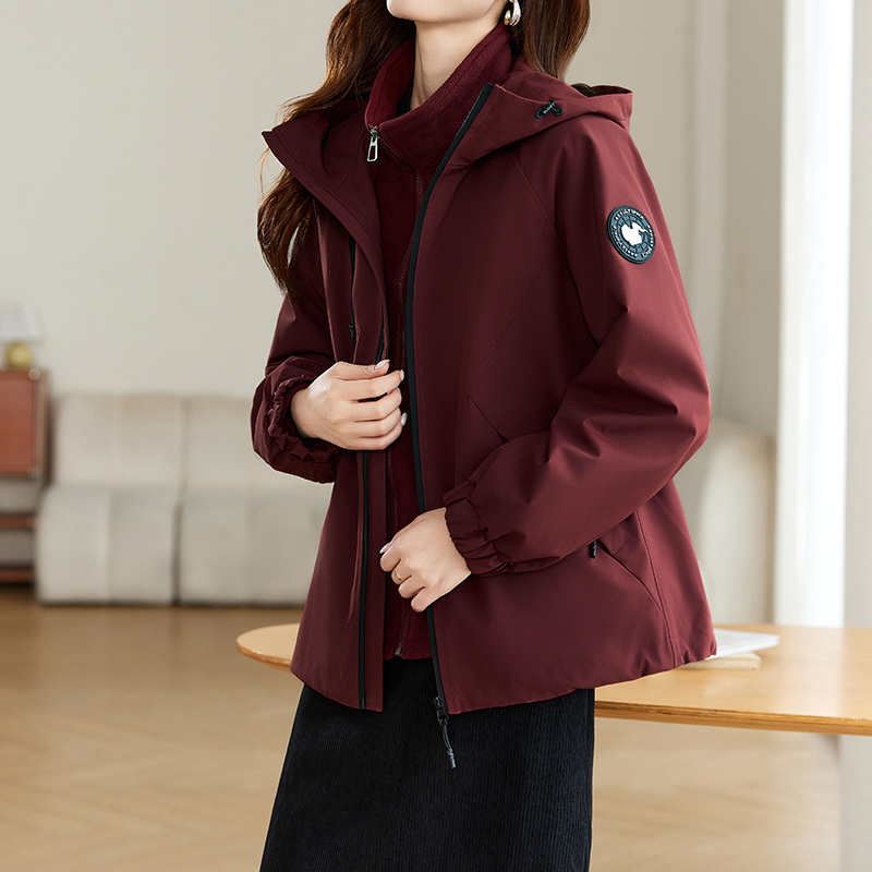单件外套秋季新款防水冲锋衣女爆款中年妈妈连帽短款上衣外套