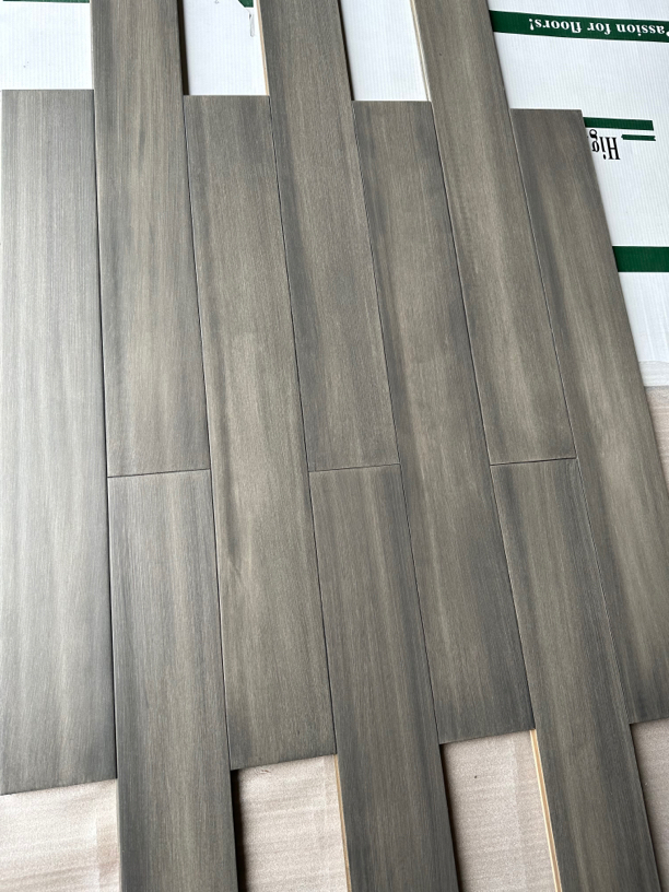 枫桦木纯实木地板，手擦格丽斯灰色工厂下架款