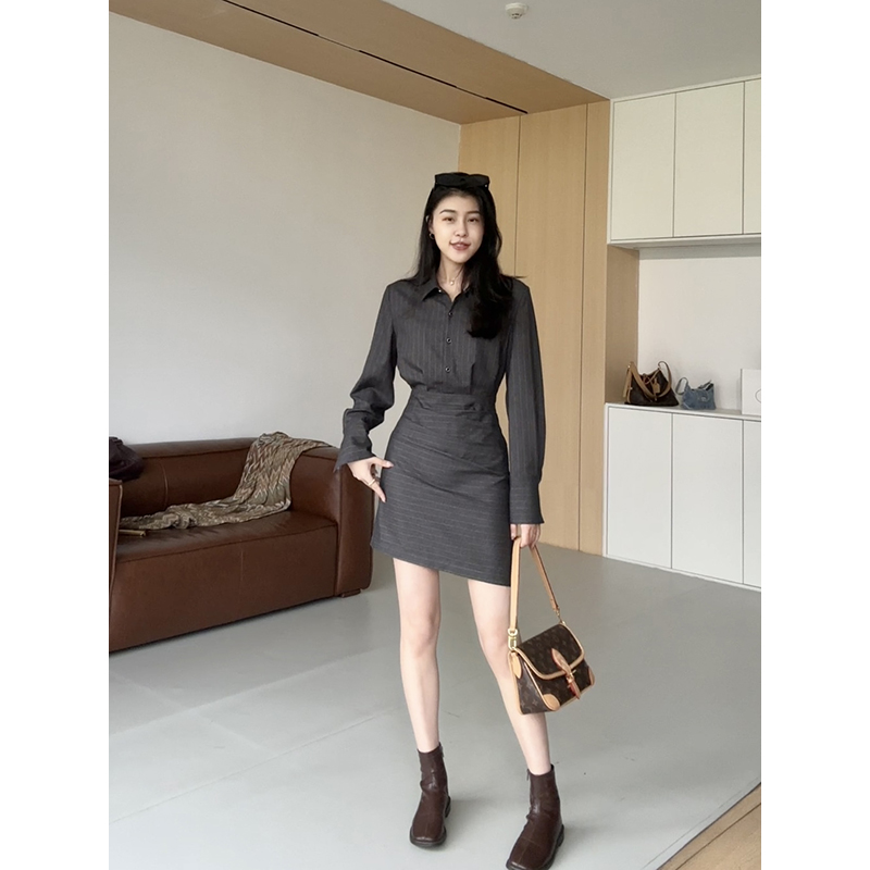 张阿星【条纹曲调】气质老钱复古风翻领收腰条纹不规则设计感连衣裙