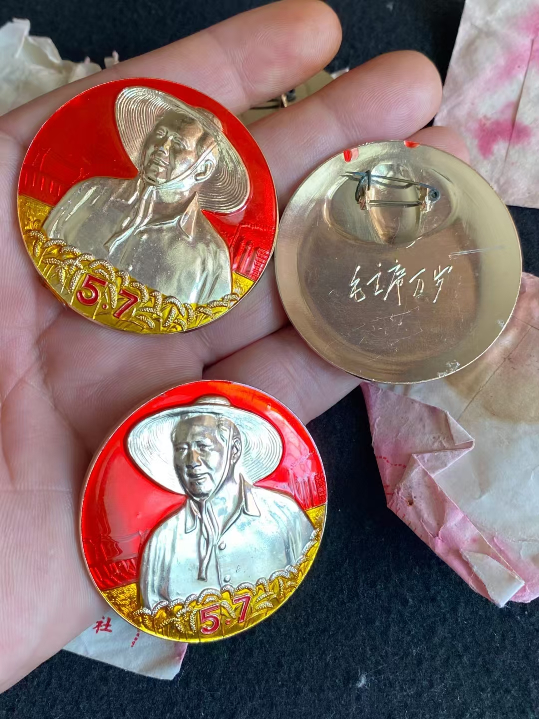 ～原纸袋爷爷像章，鼻尖轻微有磨，直径4.8.
