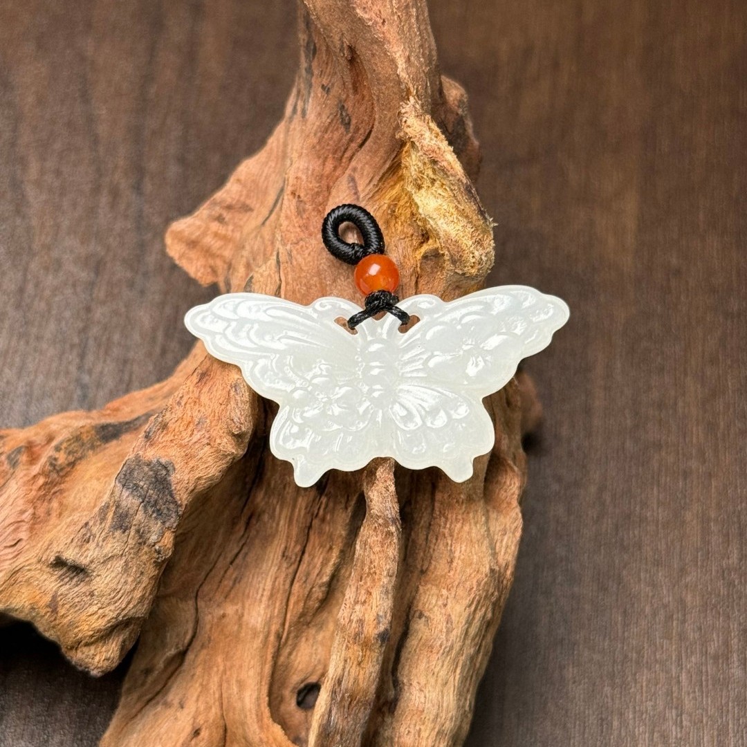 和田玉蝴蝶玉佩，蝶蝶富贵，造型美观大方，玉质细腻白润，佩戴佳品