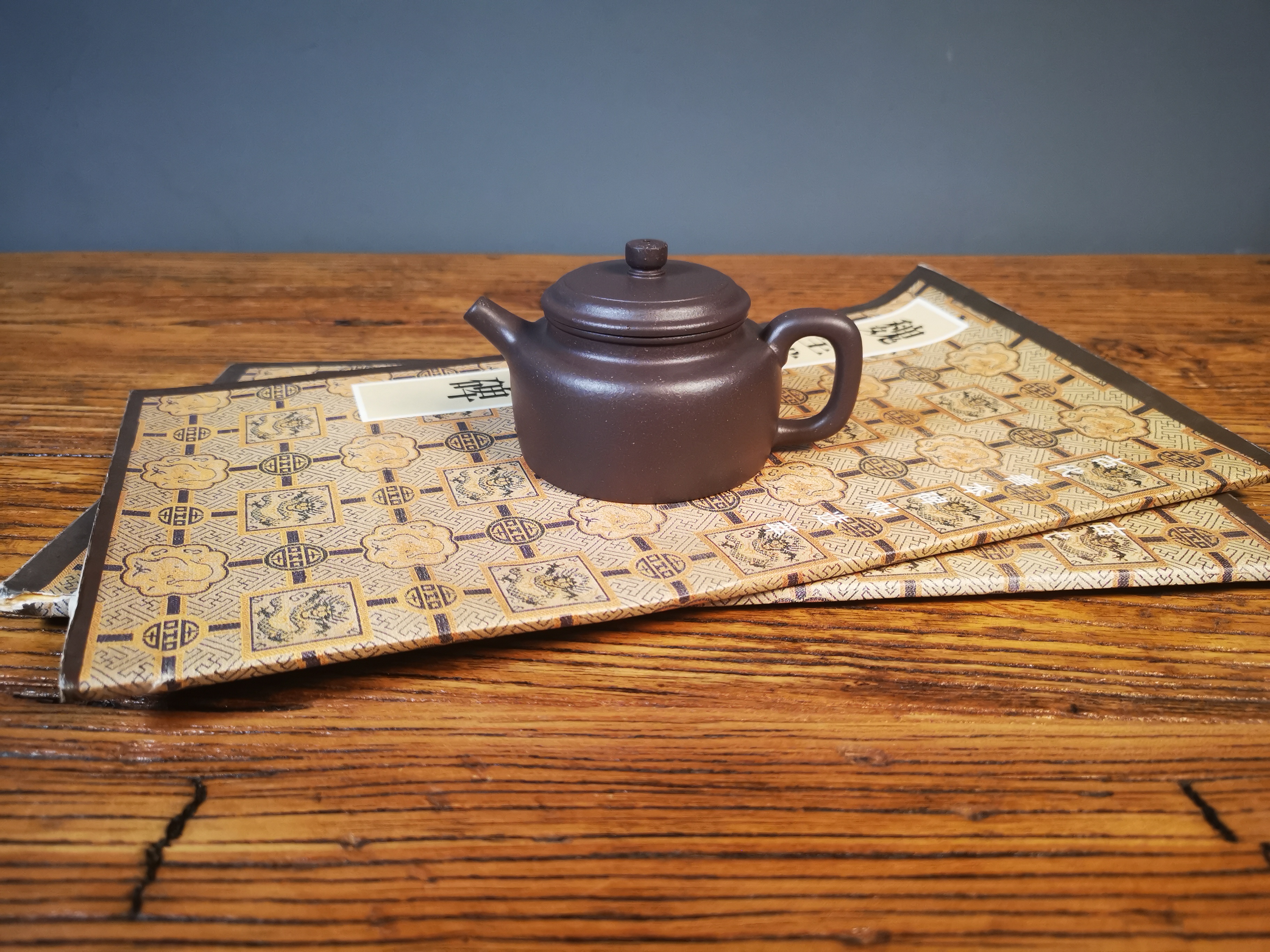 德中，选用工作室提炼原矿天青泥，手工磨具制作成型。180cc左右