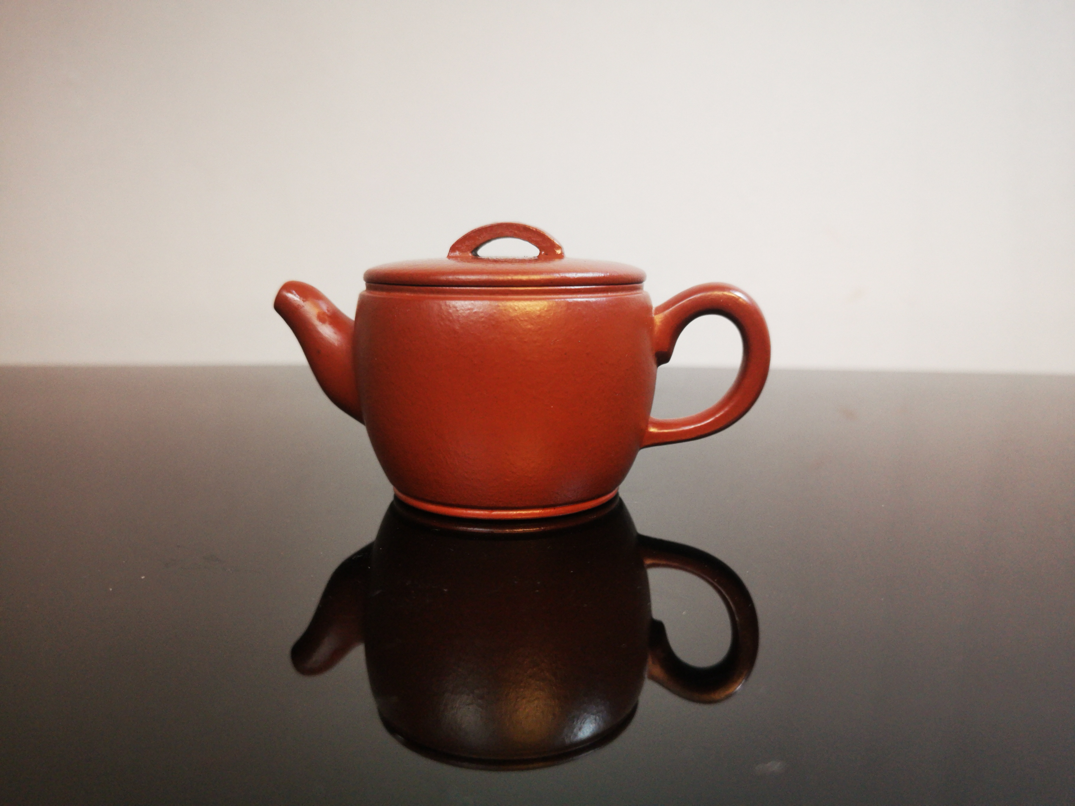 汉瓦，选用小煤窑朱泥，手工模具制作成型