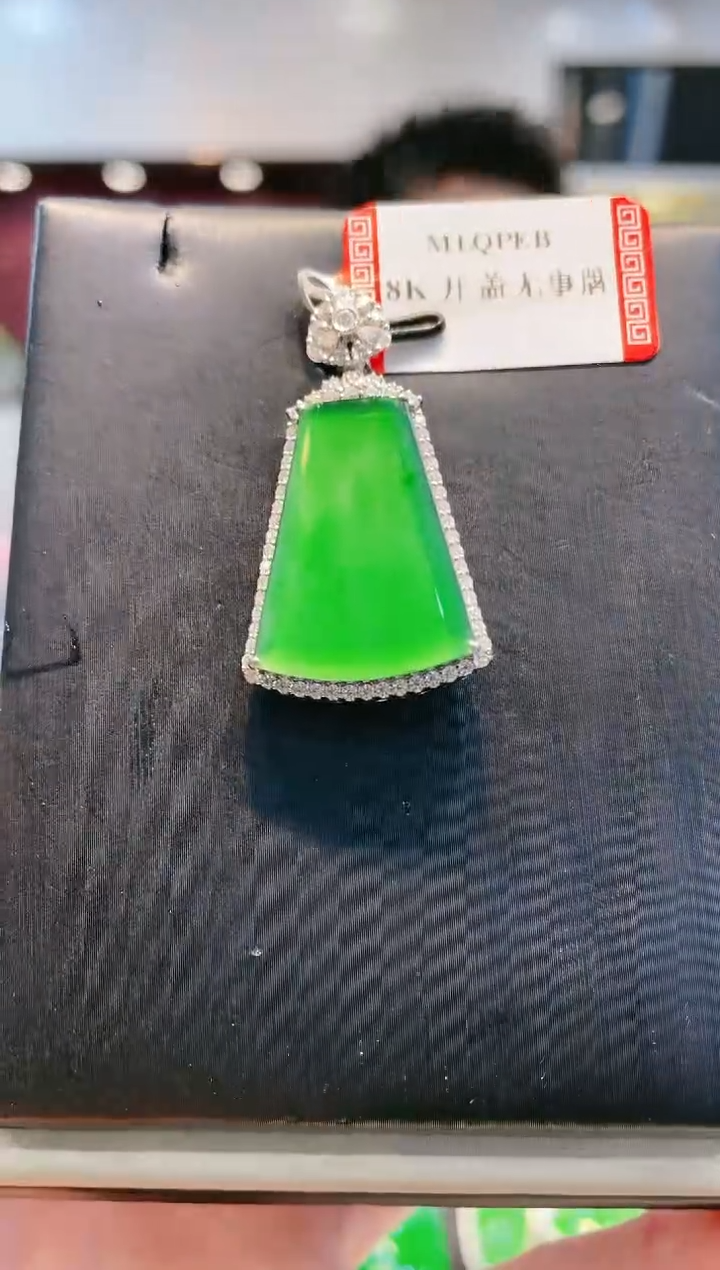 【闪购商品】翡翠吊坠(赠链)18K金镶嵌天然A货翡翠A77