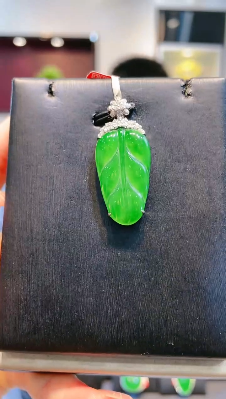 【闪购商品】翡翠颈饰18K金镶嵌A99天然A货翡翠吊坠